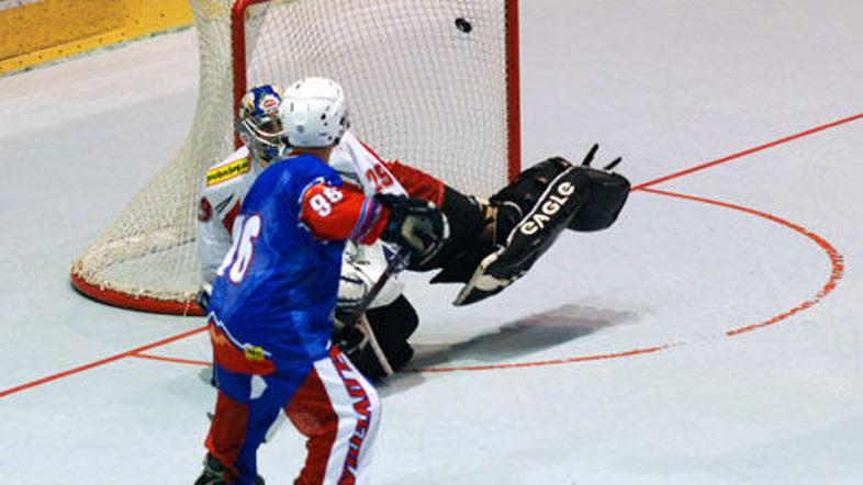 Slovenski reprezentanti so kar osemkrat premagali avstrijskega vratarja.