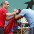 Takole se je lani Jimmy Jump spravil nad Rogerja Federerja. (Foto: Reuters)