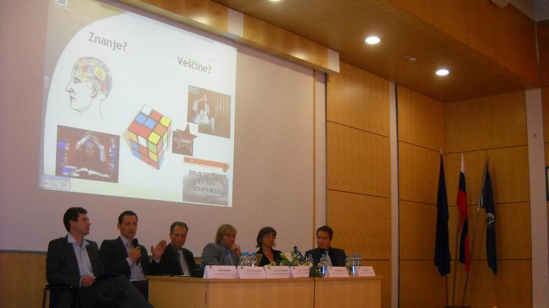 Udeleženci tribune so opozorili, da diplome niso enakovredne, poleg tega ni prim