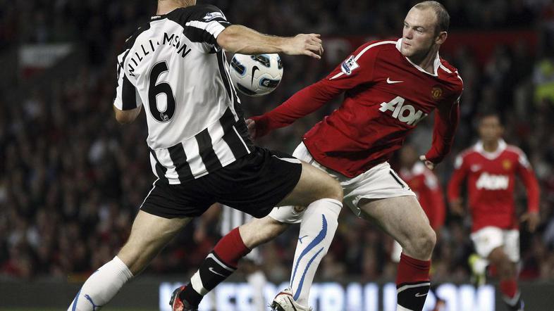 Takole je bil včeraj na Old Traffordu videti dvoboj obeh Unitedov. (Foto: Reuter