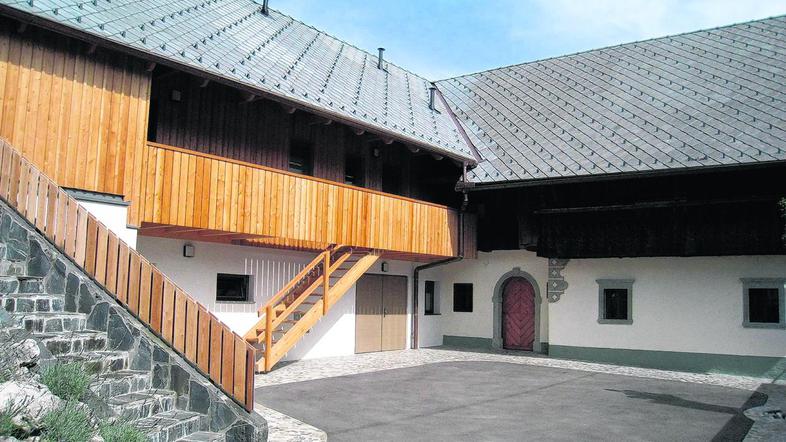 Obnova je stala 200 tisoč evrov – od tega so za restavriranje fresk pridobili os