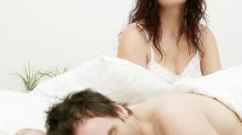 Tudi vi ne morete spati zaradi partnerjevega smrčanja?