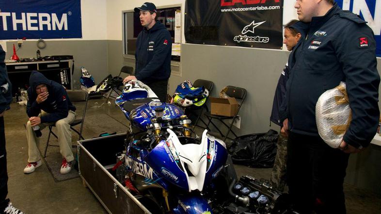 Ekipa Boštjana Skubica zbrana okoli razbitega motorja. (Foto: Inotherm racing te