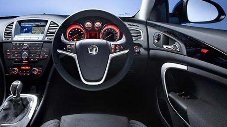 Ena od zanimivosti osvetlitve opel insignie je, da če voznik prilagodi vožnjo na