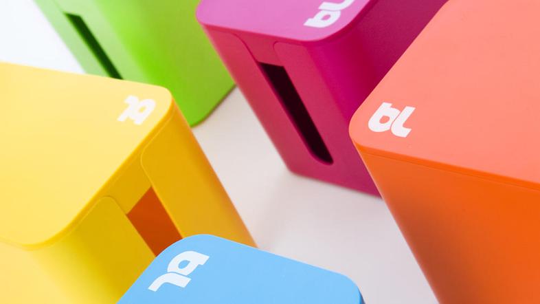 Barvito "skrivališče" za kable in podaljške. (Foto: www.bluelounge.com)