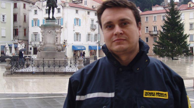 ''Lastniki ali vodniki psov morajo njihove iztrebke takoj odstraniti z javnih po