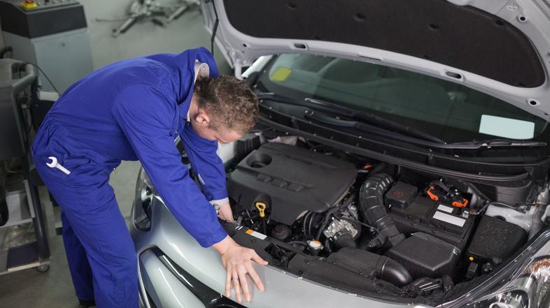 mehanik popravilo avta