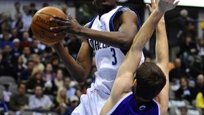 Beno Udrih je takole ustavljal Rodrigueja Beauboisa (Dallas Mavericks). (Foto: E