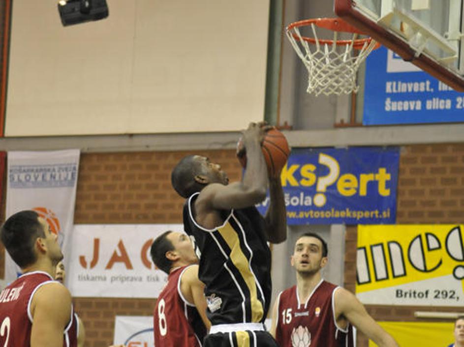 Shawn King (v črnem) je bil izbran za najkoristnejšega igralca tekme Dneva slove