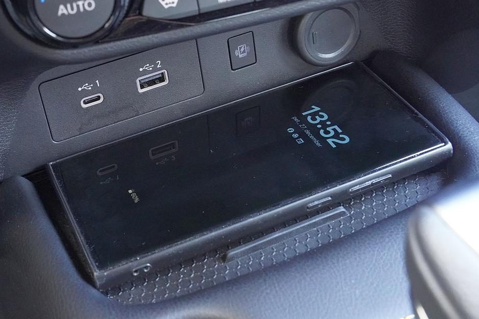 Polnjenje mobilnega telefona v avtu | Avtor: Matija_Janežič