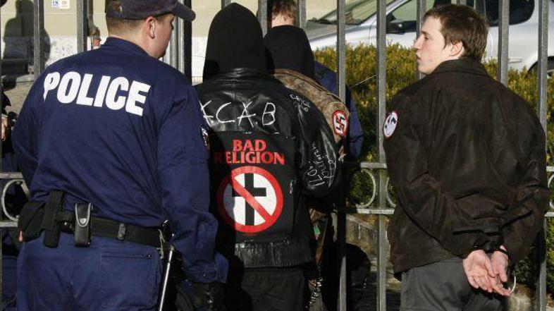 Solzivec, vodni topovi in gumijasti naboji so zaustavili podivjane protestnike.