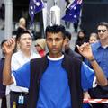Suresh Joachim leta 2001, ko je prehodil 133 kilometrov s steklenico mleka na gl