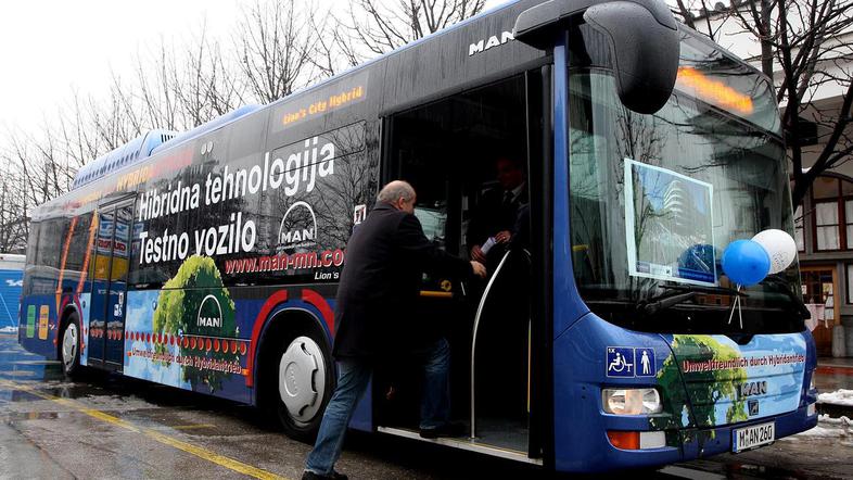 Prvi hibridni avtobus, ki stane več kot 250.000 evrov, naj bi po mnenju predstav