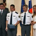 Policist Aleš Cesar (ob Pahorju) je bil za pogumno dejanje odlikovan za hrabrost