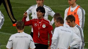 Joachim Low Loew Löw Nemčija Argentina SP 2010 trening Lahm Podolski Mertesacker