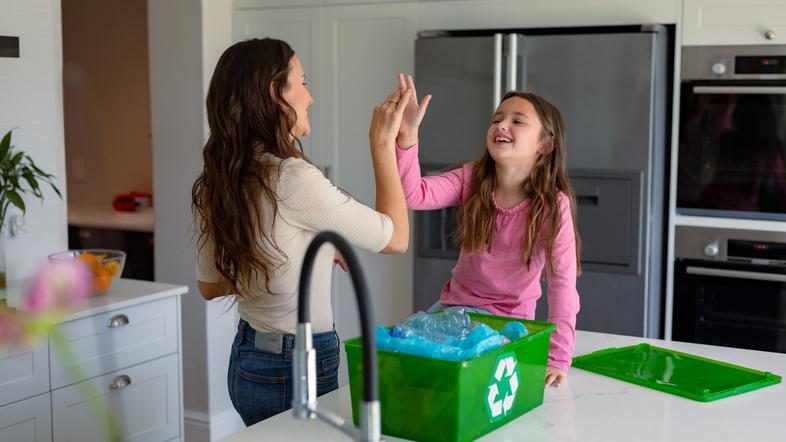 mama in hči v kuhinji