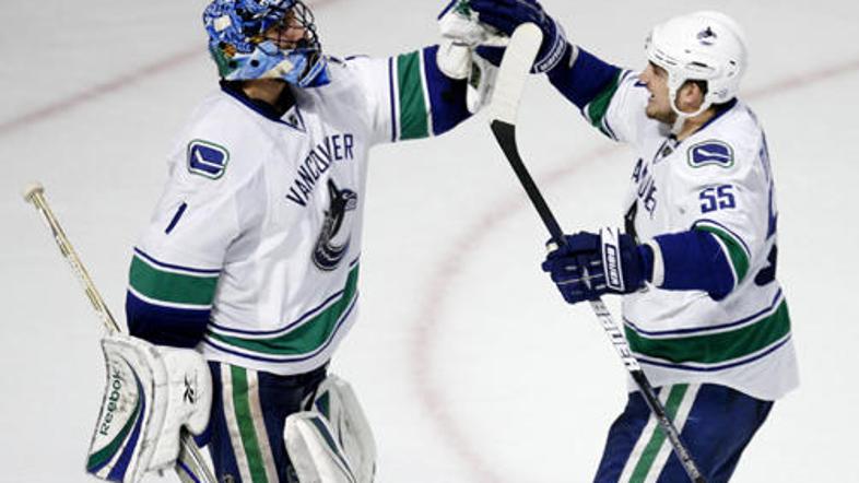 Robert Luongo in Shane O'Brien sta se skupaj veselila druge zmage.