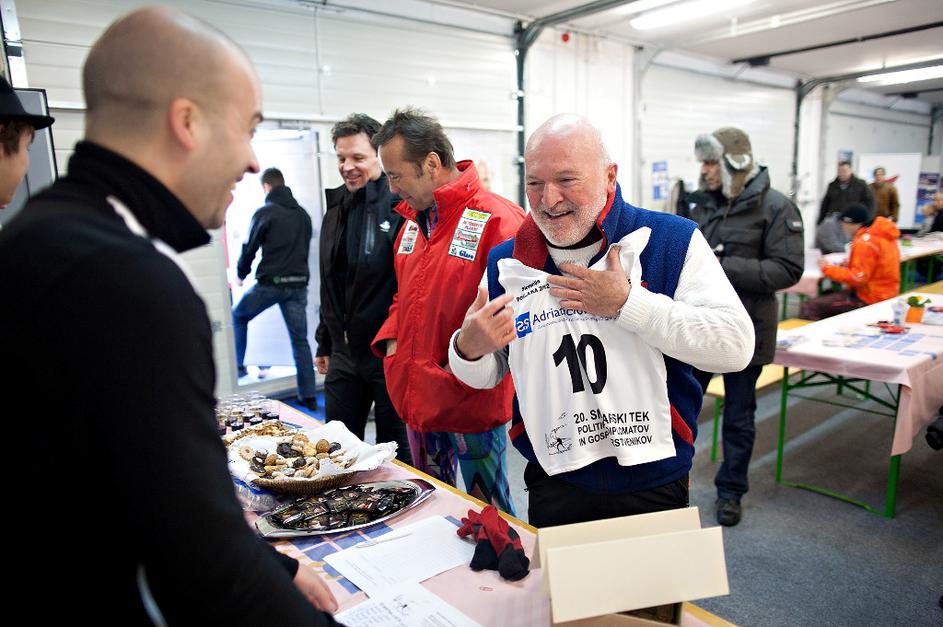 Nekdanji veleposlanik EU v Sloveniji Erwan Fouere si je oblekel nogometno deseti