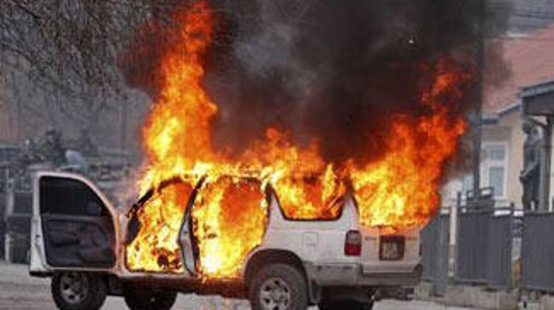 V spopadu med policijskimi enotami ZN in silami Kforja ter srbskimi protestniki 