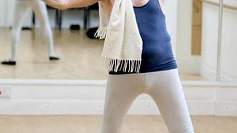 Baletnik John Lowe se je pred fotografski objektiv postavil v belih pajkicah.