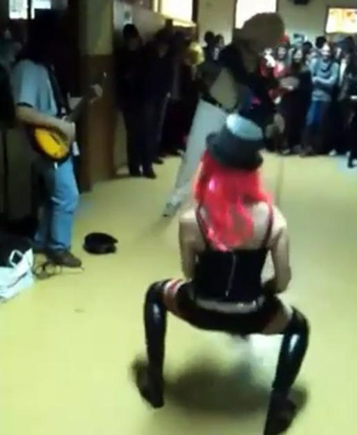 Strokovna delavka, oblečena v prostitutko, je zaplesala množici dijakov. (Foto: 