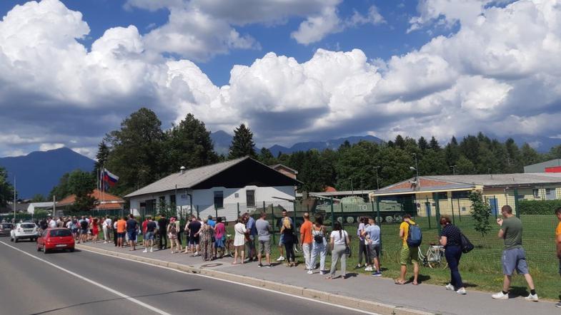 Čakanje na cepljenje pred vojašnico v Kranju