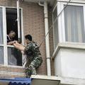 Pred očmi prestrašenih sosedov sta policist in zadrogirani moški vlekla deklico 