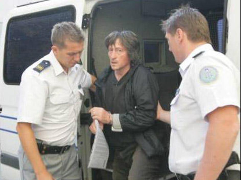 Obdolženi je tokrat na sodišče prišepal, vidno utrujen, ob krepki pomoči dveh pa