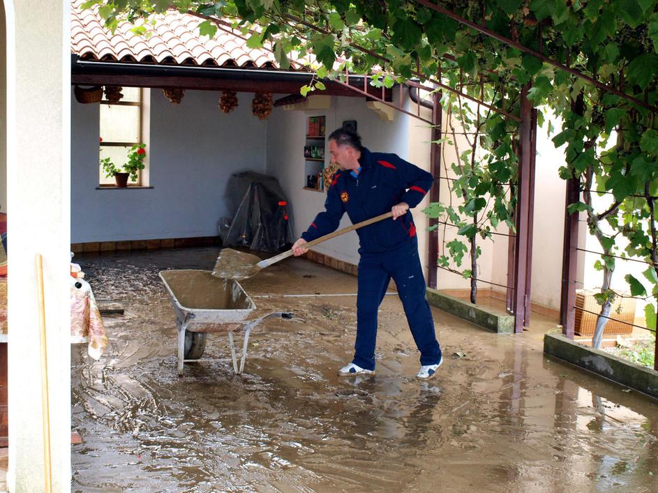 V Rižani so blato izpred hiš odstranjevali vse od konca padavin v nedeljo.