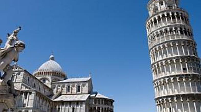 Stolp v Pisi se je po končanih delih počasi začel izravnavati.