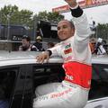 Nesrečen pripetljaj je Lewis Hamilton vzel z velikim nasmeškom. (Foto: EPA)