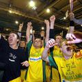 Rokometaši Celja se veselijo naslova evropskih klubskih prvakov. Podoba izpred t