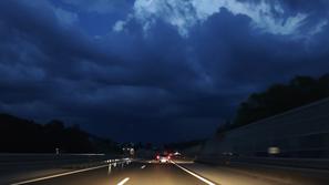 Nevihta, nevihte, nevihtno vreme, temni oblaki