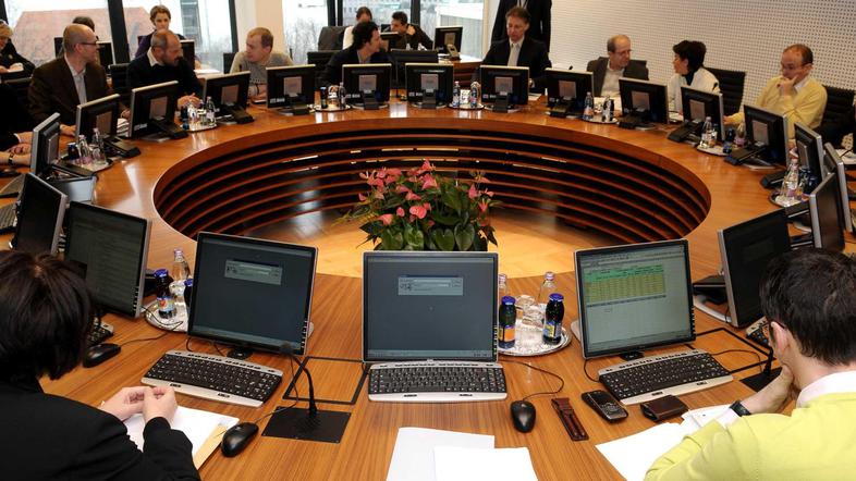 Vladni možje bodo pretresali osnutek zdravstvenega zakona. (Foto: Anže Petkovšek