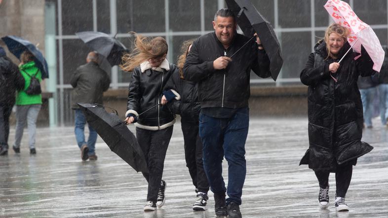 Neurje dež veter dež z vetrom povodenj deževje vreme nevihta