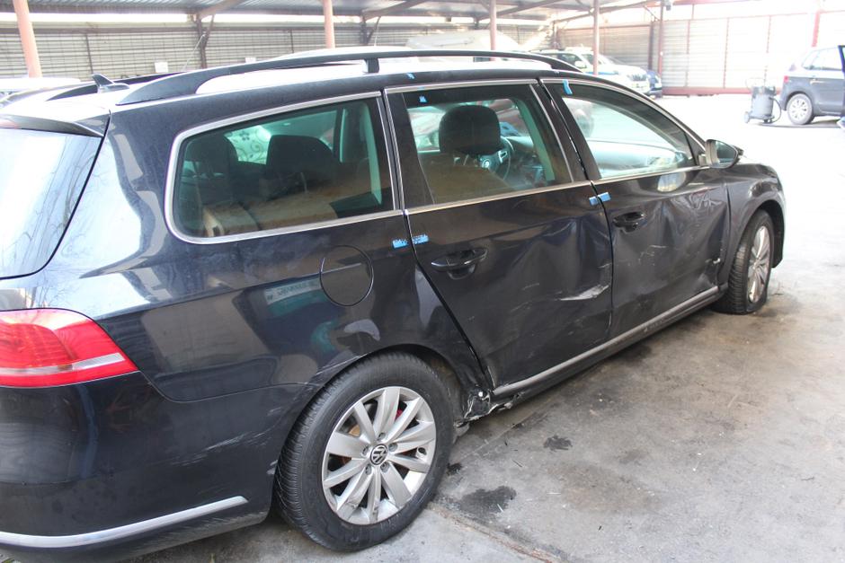 poškodovano vozilo osumljencev ropa | Avtor: PU Celje