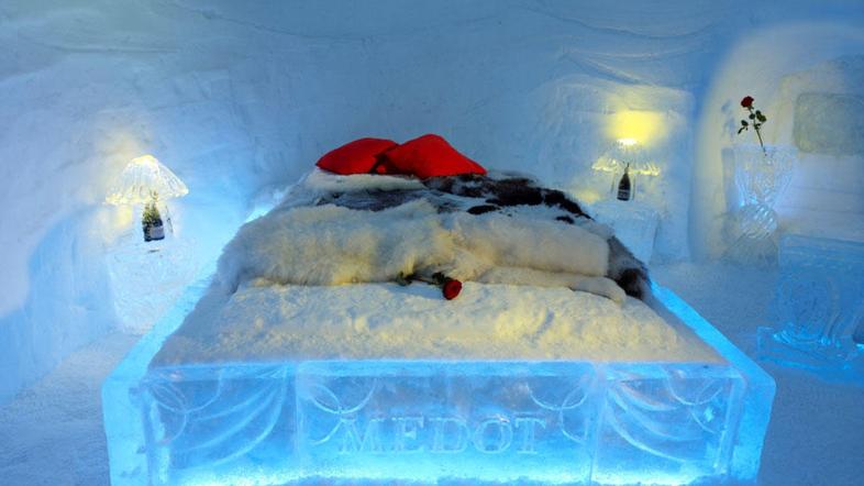 Eskimsko vas sestavljajo iglu hotel (sedem iglujev), iglu restavracija, iglu bar