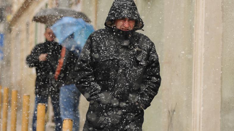 Tako je sneg zjutraj presenetil prebivalce Šibenika. (Foto: Pixell)