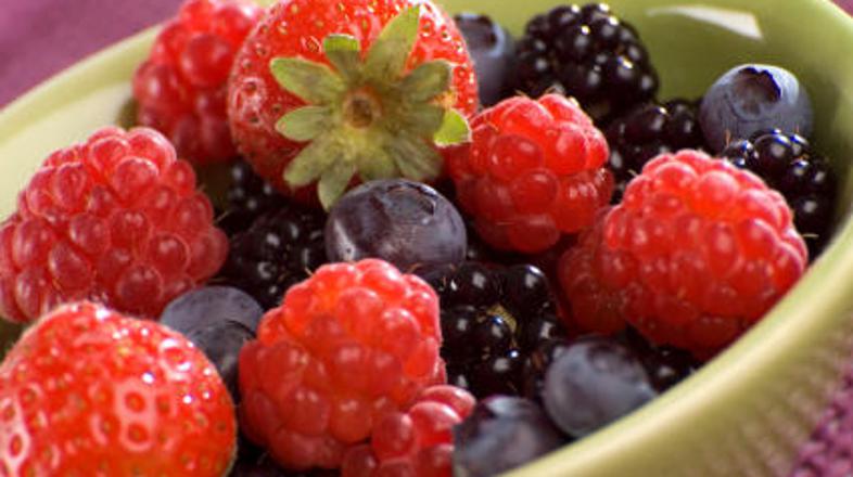 Bi se radi posladkali? Pripravite narastek iz jagodičevja.