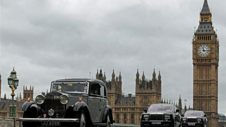 Parada vozil znamke Rolls-Royce po Londonu.