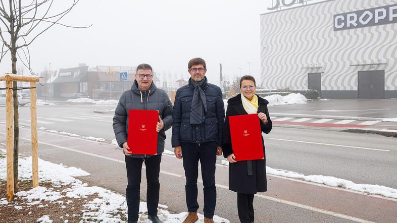 Župan Matjaž Rakovec, Srđan Krumpak iz McDonalds, Meta Ahačič iz podjetja Supernova