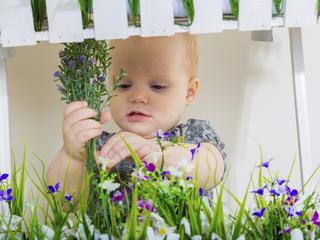 deklica drzi v roki rože