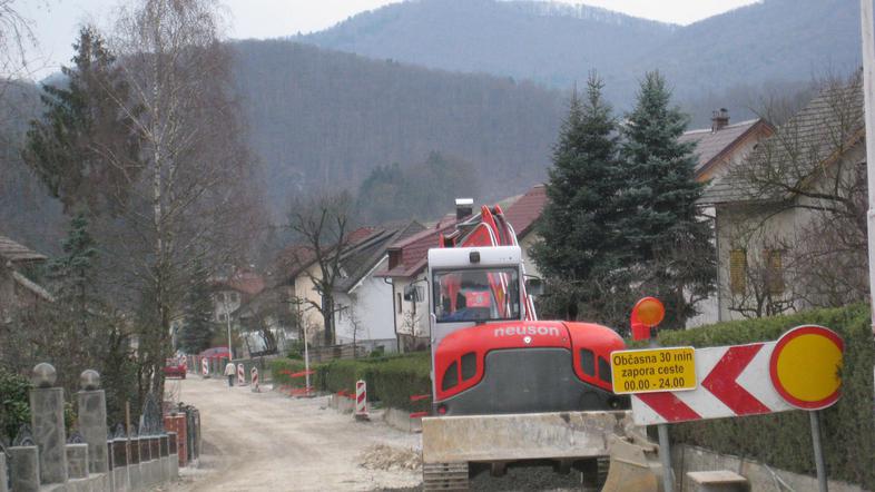 Danes naj bi asfaltirali zgornji del Drožanjske ceste, je napovedal sevniški žup