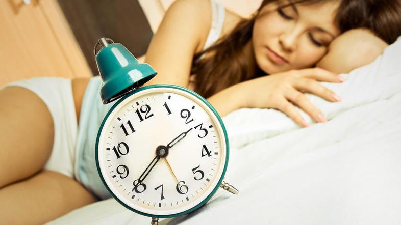 ženska, spanje, ura