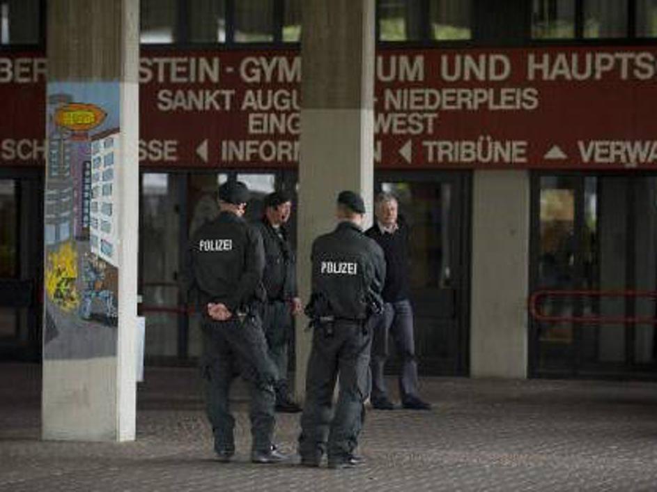 Mlada Ukrajinka je vdrla v gimnazijo in ranila gimnazijko.