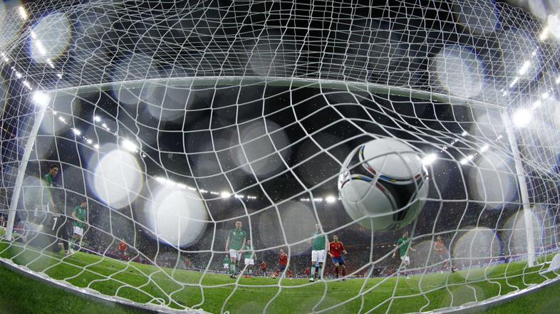španija irska fabregas gol Gdansk Euro 2012 žoga mreža dež kamera