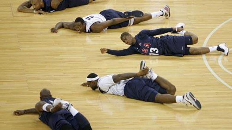 C. Boozer, D. Howard, C. Paul, L. James in D. Wade na pripravah v Macau.