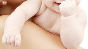 Otroku izkazujte čim več nežnosti. (Foto: Shutterstock)