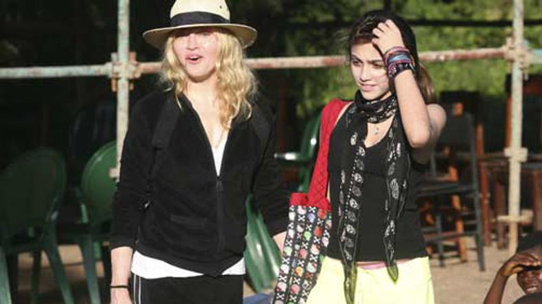 Madonna s starejšo hčerko Lourdes v Malaviju.