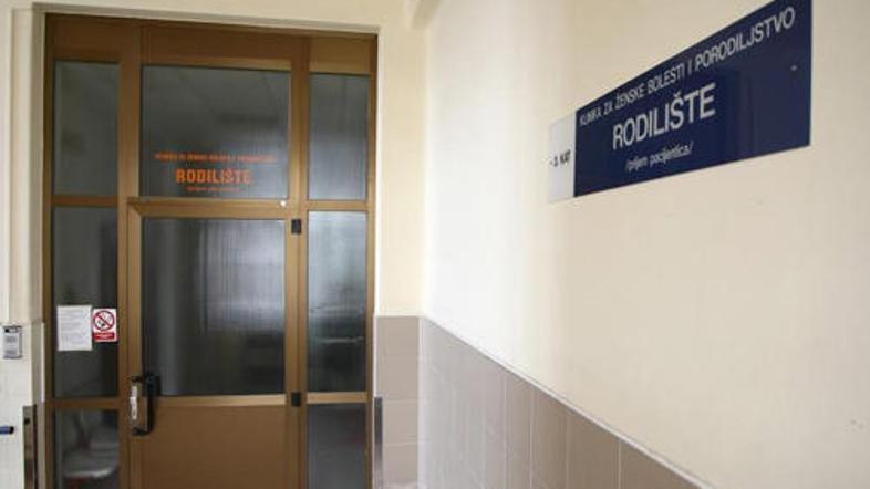 Mati in novorojenček sta v porodnišnici. Otrok se po besedah zdravnikov razvija 